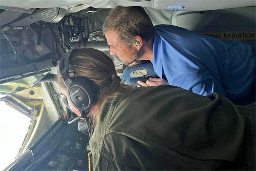 Specjaliści Reliable Robotics zapoznają się, także praktycznie, ze wszystkim systemami latającego tankowca KC-135, by w przyszłości całkowicie zautomatyzować sterowanie samolotami tego typu / Zdjęcie: Reliable Robotics