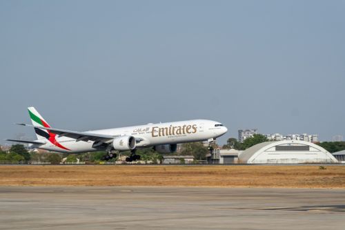 Boeing 777-300ER Emirates ląduje w Phnom Penh / Zdjęcie: Emirates