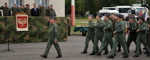Defilada personelu 41. elt z Królewa Malborskiego podczas uroczystego powitania po powrocie z misji Baltic Air Policing