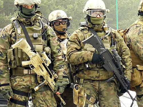 Formoza od kilku lat poszukuje niezawodnie dzia?aj?cego z u?ywanymi przez jednostk? 5,56-mm karabinkami H&K G36KV gniazda do magazynków M16. Ma ono zast?pi? do tej pory wykorzystywane, standardowe gniazda do magazynków G36. Niestety ostatnia próba znalezienia takowego zako?czy?a si? niepowodzeniem