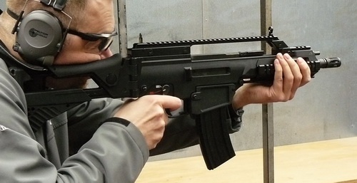 Subkarabinek G36C IdZ z gniazdem do magazynka HK416D. Bro? dzia?a niezawodnie, a H&K zainwestowa? wiele czasu i wysi?ku na dok?adne przetestowanie oferowanego na rynku rozwi?zania. Niestety cho? pewne, gniazdo jest ma?o ergonomiczne, a magazynek nie mo?e by? zwolniony za pomoc? palca wskazuj?cego d?oni na spu?cie