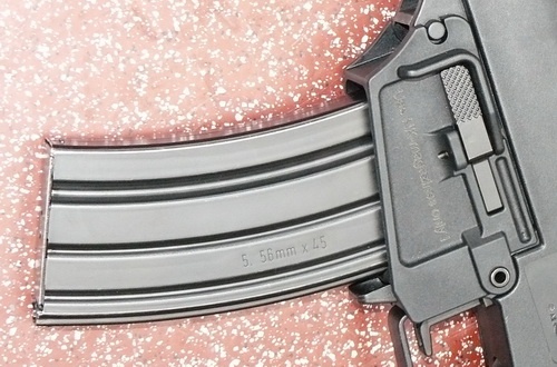Produkcyjna odmiana gniazda stworzonego przez H&K. Rzuca si? w oczy napis (Use HK-magazines only!) informuj?cy, aby u?ywa? go tylko i wy??cznie z magazynkami do HK416D. Jak twierdzi producent, tylko takie rozwi?zanie by?o przez niego intensywnie przetestowane i zapewnia niezawodno?? dzia?ania broni. Nie gwarantuje zatem poprawnego funkcjonowania karabinka z magazynkami innych wytwórców