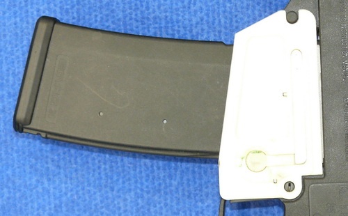 Wykonany z tworzywa sztucznego model gniazda magazynka do G36 z obustronnymi przyciskami zwalniania pokazany przez Spuhr na stoisku Cenrex na MSPO w 2010