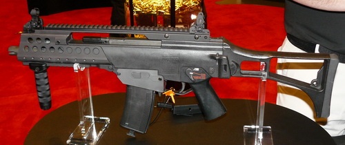 Zaprezentowany na SHOT Show 2011 prototyp aluminiowego gniazda magazynka North Eastern Arms do karabinka G36, pozwalaj?cego na wykorzystanie w tej broni magazynków od M16