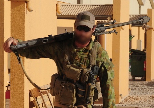 Jedyne oficjalne zdj?cie snajpera z australijskiej grupy zadaniowej SOTG operuj?cej w Afganistanie z 12,7-mm samopowtarzalnym, wielkokalibrowym karabinem wyborowym Barrett M82A1. Jest to konstrukcja rzadko spotykana, u?ywana tylko przez oddzia?y specjalne, regularna armia wykorzystuje powtarzalne 12,7-mm karabiny Accuracy International AW50F / Zdj?cie: MO Australii