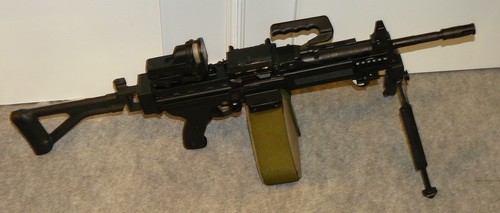 5,56-mm karabinek maszynowy Negev Commando z krótką, 330-mm długości lufą. Broń może być zasilana z taśmy, albo dopinanego od dołu magazynka od M16