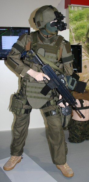 Maskpol na MSPO 2010 ujawnia nowe dokonania na polu umundurowania:  koszulę bojową ze spodniami. Nowości te prezentowane są wraz z  komponentami systemu żołnierza przyszłości, opracowanymi w ramach  programu Tytan, rozwijanego w grupie Bumar