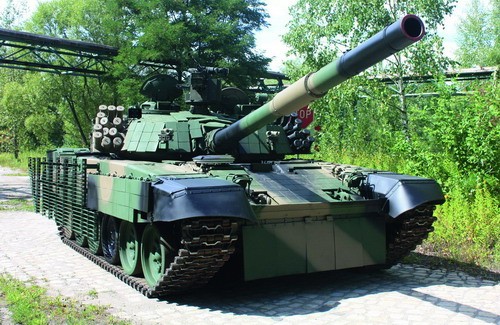 Demonstrator  PT-72U, wyraźnie widoczny jest pancerz ażurowy oraz zdalnie  sterowany moduł uzbrojenia Kobuz, który zastąpił wkm plot