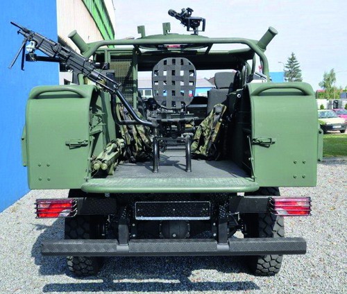 Przeznaczony  dla jednostek specjalnych samochód Świstak, przygotowany w  AMZ-Kutno, jest uzbrojony w karabiny maszynowe, w tym w 7,62-mm  wielolufowy napędowy km M134G / Zdjęcia: AMZ