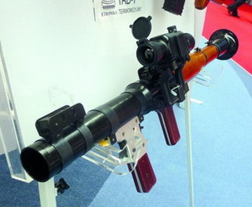 Lekki celownik termowizyjny TAD-7 zasilany jest z 4 baterii, umożliwiających 7-godzinną pracę. Obok RPG-7 możliwe jest także wykorzystanie celownika do innych typów broni, jednak wymagałoby to zmian w trakcie produkcji. Celownik ma uchwyt do montażu na uniwersalnej szynie montażowej oraz adapter do rozpowszechnionego w krajach byłego Układu Warszawskiego bocznego montażu np. granatnika RPG-7 czy karabinka AK