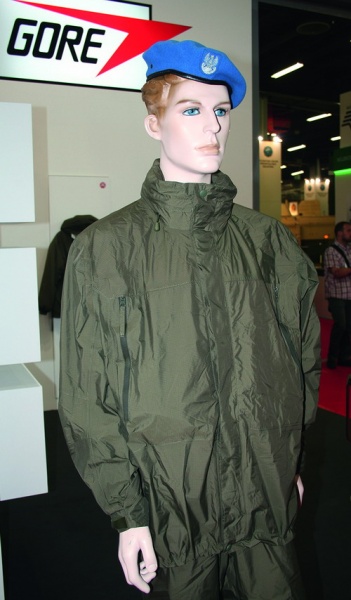 W.L. Gore prezentuje koncepcję lekkiego ubrania przciwdeszczowego z membraną Gore-Tex, które doskonale sprawdzić się może w wiosenne i letnie ulewy oraz jako odzież chroniąca przed wiatrem