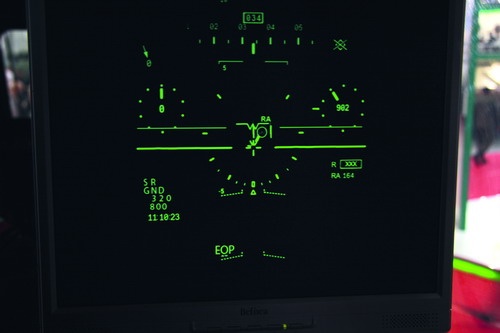 Jeden z trybów wyświetlania danych na wyświetlaczu nahełmowym, obejmujący dane pilotażowo nawigacyjne i położenie działka pokładowego / Zdjęcie: Bartosz Głowacki