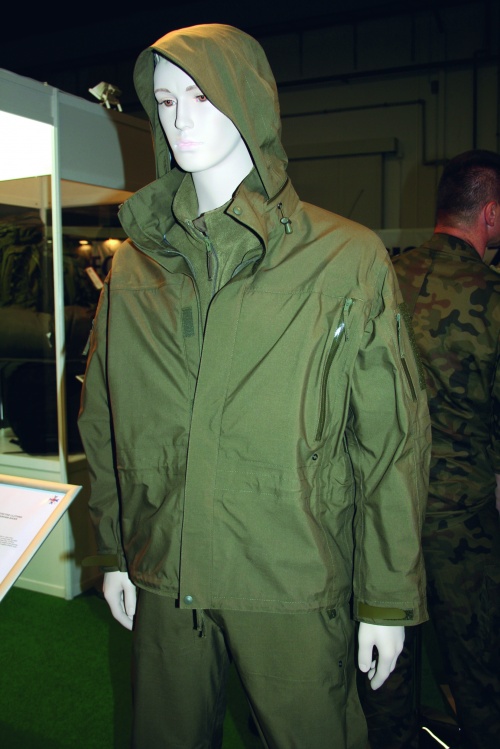 Aktualne nowe ubranie ochronne Wojsk Specjalnych charakteryzuje się konstrukcją czerpiącą z odzieży dla alpinistów, zachowując przy tym funkcjonalność potrzebną na polu walki