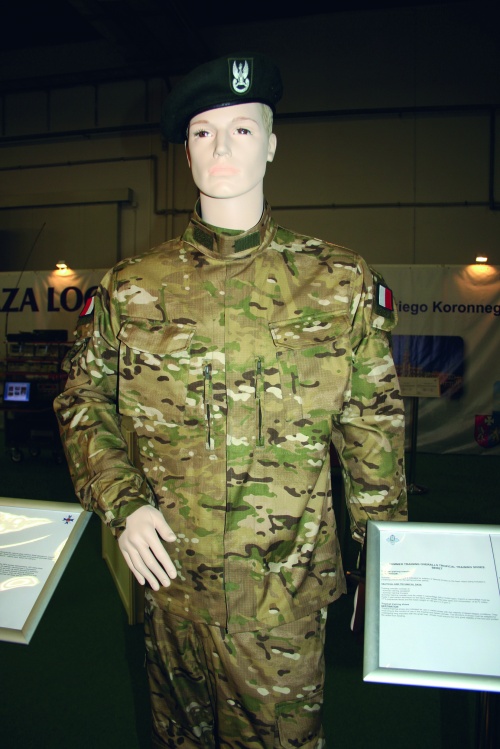 Nowy zestaw umundurowania bojowego trudnopalnego polskich Wojsk Specjalnych to tzw. 3-częściowy kombinezon… bojowy, obejmujący bluzę i spodnie (wzorowany na tzw. 2-częściowym kombinezonie ćwiczebnym) oraz koszulobluza / Zdjęcia: Adam Dubiel