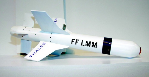 Pełnowymiarowa makieta pocisku FF LMM, proponowanego jako uzbrojenie dla różnych typów bezzałogowych statków latających / Zdjęcie: Bartosz Głowacki