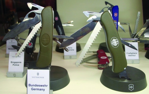 Soldatenmesser 08 został wprowadzony do armii szwajcarskiej w 2008. Nóż Bundeswehry (po lewej) różni się od szwajcarskiego tylko okładkami. Nóż policyjny (po prawej) musi być obsługiwany dwoma rękami