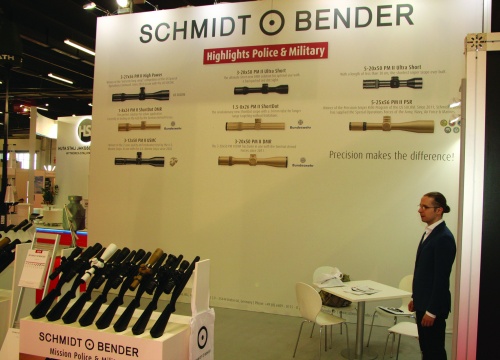 Schmidt & Bender jest głównym dostawcą celowników optycznych zarówno dla MON, jak i MSW. Niemieckie lunety używane są przez wojskowych snajperów, jak i strzelców wyborowych z Policji, Straży Granicznej i Agencji Bezpieczeństwa Wewnętrznego