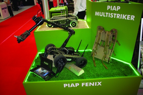 PIAP Fenix w pełnej konfiguracji; robot wraz z chwytakiem roboczym, panel sterowania oraz nosiłka umożliwiająca wygodny transport zestawu pojedynczemu żołnierzowi