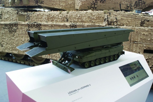 Model mostu Legwan osadzony na podwoziu czołgu Leopard 2 / Zdjęcia: Paweł Malicki