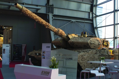 Czołg Leopard 2 na stoisku KMW prezentowany był z pokryciami multispektralnymi Baracuda