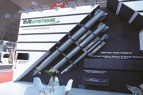 Stoisko IMI Systems z makietami pocisków rakietowych oferowanych w programie Homar / Zdjęcie: Michał Likowski