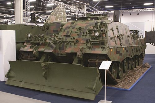 Wóz zabezpieczenia technicznego Bergepanzer 3 Bizon, prezentowany w Kielcach jako logiczne uzupełnienie zamówienia na modernizowane czołgi Leopard 2 PL