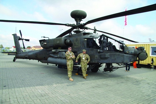 Na tegorocznym MSPO Boeing prezentował na ekspozycji zewnętrznej śmigłowiec AH-64D z 1st Battalion, 3rd Aviation Regiment, 12th Combat Aviation Brigade US Army, stacjonującego w Katterbach, w Niemczech. Śmigłowiec ten wylatał ponad 6000 h, w tym 2000 h w misjach bojowych / Zdjęcie: Bartosz Głowacki
