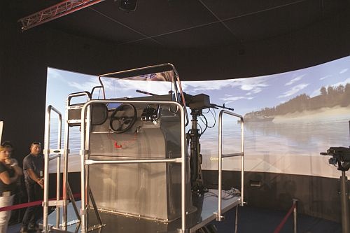 Przygotowany na potrzeby targów uproszczony symulator taktycznej łodzi uzbrojonej w wielkokalibrowy karabin maszynowy