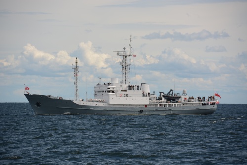  Okręt rozpoznania radioelektronicznego ORP Nawigator, z pokładu którego odbierał paradę Prezydent RP Andrzej Duda