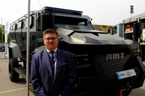 Wiceprezes Zarządu AMZ Kutno Jarosław Stachowski przed eksponowanym na targach Europoltech 2019 lekkim transporterem opancerzonym Tur VI