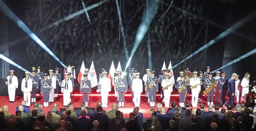 Hymny Republiki Korei i Rzeczpospolitej Polskiej odegrały orkiestry wojskowe z tych państw / Zdjęcia: Tomasz Hypki