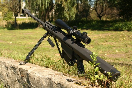 Replika 12,7-mm wielkokalibrowego karabinu wyborowego Barrett M82A3. Niestety, ten model strzela tylko 6-mm kulkami /Zdjęcie: Bartosz Szymonik