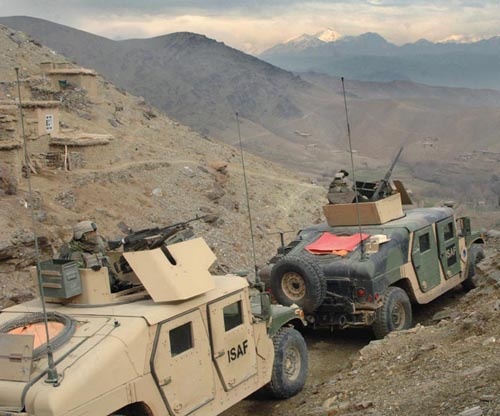 Na potrzeby PKW Afganistan MON chciałoby od USA wypożyczyć do 150 HMMWV, które wykorzystane będą zamiast etatowych nieopancerzonych pojazdów 18. Batalionu. Będą to pojazdy dopancerzone, być może należące do nowszej generacji humvee  (M1051/1052) /Zdjęcie: US Army