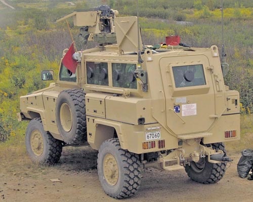 Całkowicie pominięto możliwość wyposażenia Polaków w specjalne pojazdy patrolowe (na zdjęciu jeden z kilkudziesięciu zakupionych przez Kanadę dla misji afgańskiej pojazdów RG-31), zabezpieczone przed wybuchami min i ładunków improwizowanych, mimo że doświadczenia innych kontyngentów przemawiają za sięgnięciem po tego typu, nie tanie, ale zapewniające większe bezpieczeństwo, wozy. Jednocześnie w ostatnich tygodniach zakupiono kolejnych 20 elektronicznych systemów zakłócających radiowe systemy zdalnego detonowania ładunków wybuchowych EJAB-C. Jak można się domyślać, pojadą z polskimi żołnierzami do Afganistanu, choć nie można zapominać, iż radiowo odpalane ładunki improwizowane są coraz częściej zastępowane ładunkami odpalanymi w sposób kombinowany (fotokomórki, wywołanie eksplozji z pomocą połączenia kablem itp.) / Zdjęcie: Canadian Forces Combat Camera