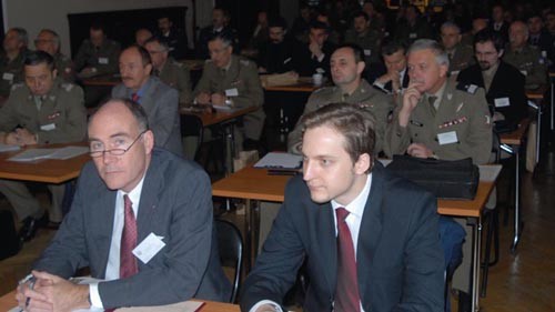 Kenneth Hillas - z-ca  ambasadora USA w Polsce w pierwszym rzędzie audytorium. Hillas zabrał głos w  trakcie dyskusji o założeniach misji w Afganistanie/ Zdjęcie: Grzegorz  Hołdanowicz