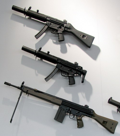 Część oferty broni strzeleckiej EBO: wyciszane MP5SD2, MP5SD3 i karabin G3A3 /Zdjęcie: Remigiusz Wilk