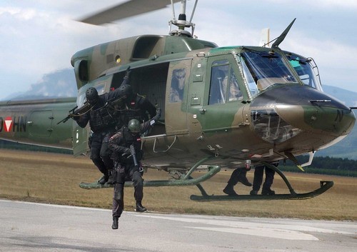 Desant zespołu szturmowego SOTG (zugriffsteam) ze śmigłowca AB212 - operator na pierwszym planie uzbrojony w pistolet maszynowy TMP z tłumikiem dźwięku /Zdjęcie: Bundesheer