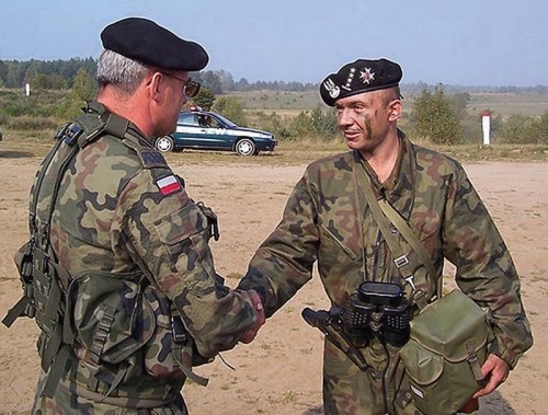 Na ćwiczeniach Anakonda 2006 można było zauważyć ciekawy kombinezon w polskim kamuflażu (z prawej na oficerze 10 BKPanc). Powstał on jako owoc inicjatywy oddolnej, na życzenie żołnierzy zainteresowanych posiadaniem tego rodzaju nowoczesnego ubioru /Zdjęcie: MON