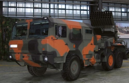 WR-40  Langusta w hali Centrum Produkcji Wojskowej HSW. Zaskoczeniem był dziwny kolor  użyty w kamuflażu. Wcześniej (patrz RAPORT-wto 02/07) podczas testów  poligonowych wyrzutnia była pomalowana regulaminowo...