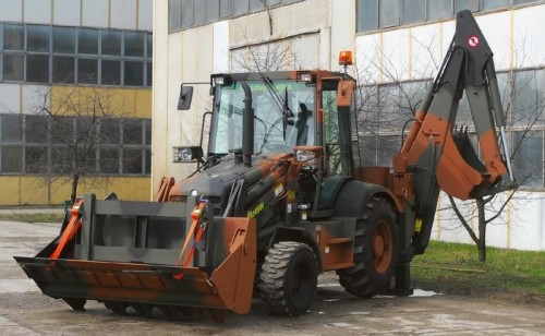 Dowódcy WL pokazano także inne elementy oferty HSW dla MON.  Zainteresowanie wzbudziły maszyny inżynieryjne (Uniwersalna Maszyna Inżynieryjna  czyli koparko-ładowarka 9.50 i spycharko-ładowarka SŁ-34C), które są dostarczane  MON w ramach umów wieloletnich (ale mimo to kupowane są także urządzenia  pokrewne oferowane przez innych producentów). Poinformowano o dalszym rozwoju  moździerza 98 mm M-98, w tym dostosowaniu go do obecnych wymogów misji w  Afganistanie, co związane jest przede wszystkim z osadzeniem na wózku powstałym  kiedyś dla 120-mm moździerza M-120 (chyba jest zbyt słabo promowany,  najwyraźniej brak dobrej analizy wykazującej przewagę droższego, ale nowego  sprzętu od egzemplarzy starych moździerzy remontowanych w 4. OWT). Dodatkowo  M-98 będzie dostarczany bez hamulca wylotowego (były zastrzeżenia szczególnie do  bezpieczeństwa, a jednocześnie wprowadzenie cięższej płyty oporowej praktycznie  wyeliminowało potrzebę jego użycia). Gen. Skrzypczak podkreślił konieczność  modyfikacji amunicji Rad, w tym wyposażenie jej w zapalniki zbliżeniowe oraz  szybką dostawę (ZM Dezamet) amunicji oświetlającej dla jednostek w  Afganistanie