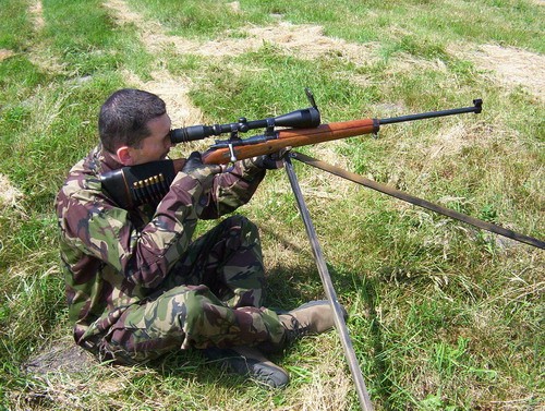 Strzelanie dalekodystansowe, postawa siedząc z trójnogiem /Zdjęcie: Marek Czerwiński