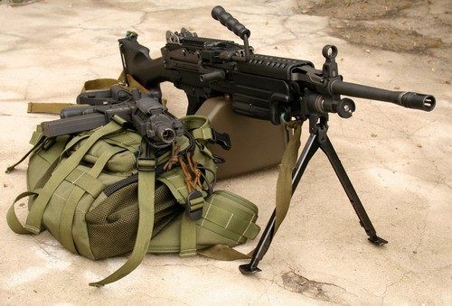 Mimo, że faktyczna różnica długości obu elektryków nie jest porażająca, M249 Marine wydaje się kolosem w porównaniu do filigranowego M4 RAS Commando /Zdjęcie: Bartosz Szymonik