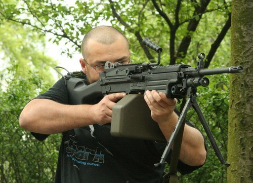 Przystrzeliwanie M249 na strzelnicy za domem. Widok potężnej broni budził sensację wśród sąsiadów /Zdjęcie: Bartosz Szymonik