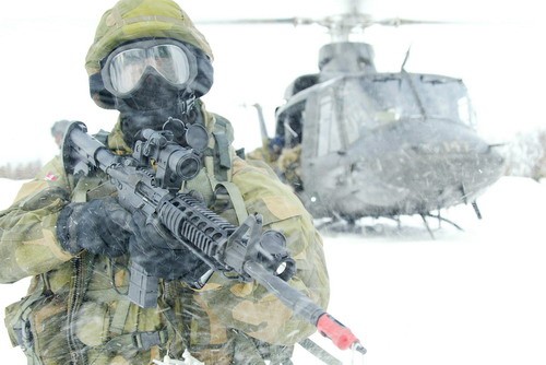 Norwescy marinejegere są mistrzami działań w trudnych warunkach zimowych i górskich. Operator MJK z karabinkiem Diemaco SFW z celownikiem Aimpoint i urządzeniem do strzelania ślepą amunicją (BFA) na lufie /Zdjęcie: Forsvarets Mediesenter