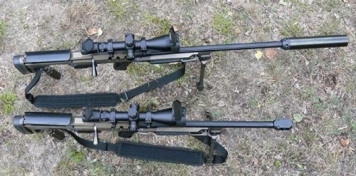Porównanie długości całkowitej karabinów wyborowych z lufą 660-mm (powyżej, z zamocowanym tłumikiem konstrukcji OBR SM Tarnów) oraz modelu skróconego, z 560-mm lufą (poniżej, na lufie zamocowano uniwersalne urządzenie wylotowe)