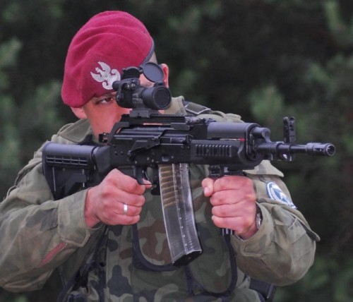 Beryl Commando z nową kolbą o regulowanej długości. Choć WP nie zamierza kupować tego karabinka, to jednak elementy zestawu modernizacyjnego - kolba, łoże z trzema szynami montażowymi, zmodyfikowane manipulatory oraz 30-nabojowe, przezroczyste magazynki będą dostarczone na testy do Afganistanu /Zdjęcie: Grzegorz Hołdanowicz