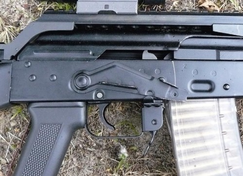 Komora zamkowa Beryla Commando, widoczne powiększona dźwignia zwalniania magazynka oraz półeczka dodana do skrzydełka bezpiecznika, pozwalająca odbezpieczyć broń ruchem palca wskazującego