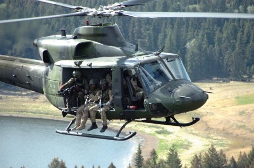 Zespół  operatorów w gotowości do desantowania ze śmigłowca CH-146 Griffon /Zdjęcie:  CFI