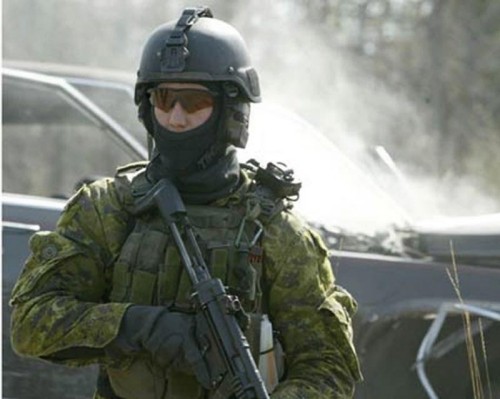 Komandos  z JTF2 uzbrojony w pistolet maszynowy H&K MP5 podczas ćwiczeń /Zdjęcie:  MON Kanady