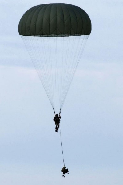 W  ośrodku szkolenia spadochroniarzy w CFB Trenton operatorzy JTF2 wykonują skoki  HAHO i HALO /Zdjęcie: CFIG